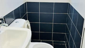 Basic Double Room | Bathroom | Shower, towels, shampoo