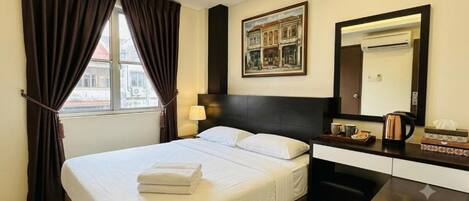 Kamar Double Basic | Meja kerja, ruang kerja ramah laptop, Wi-Fi gratis, dan seprai linen