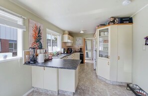 Private kitchen - Ruakākā Beach, Work, Relax, Fish, Surf (Ruakākā)