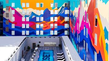 Una piscina al aire libre