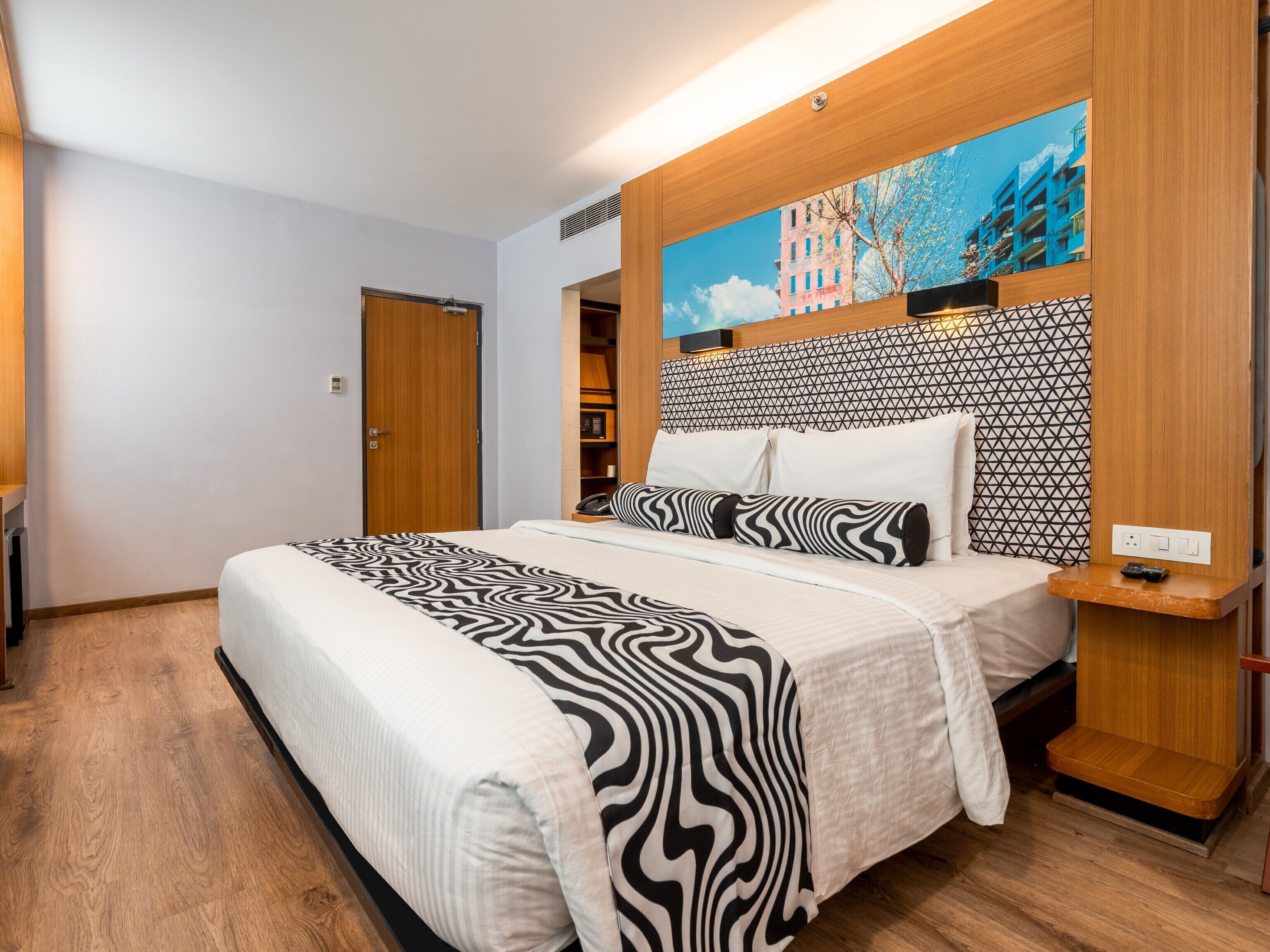 Minibar, escritorio, tabla de planchar con plancha y wifi gratis
