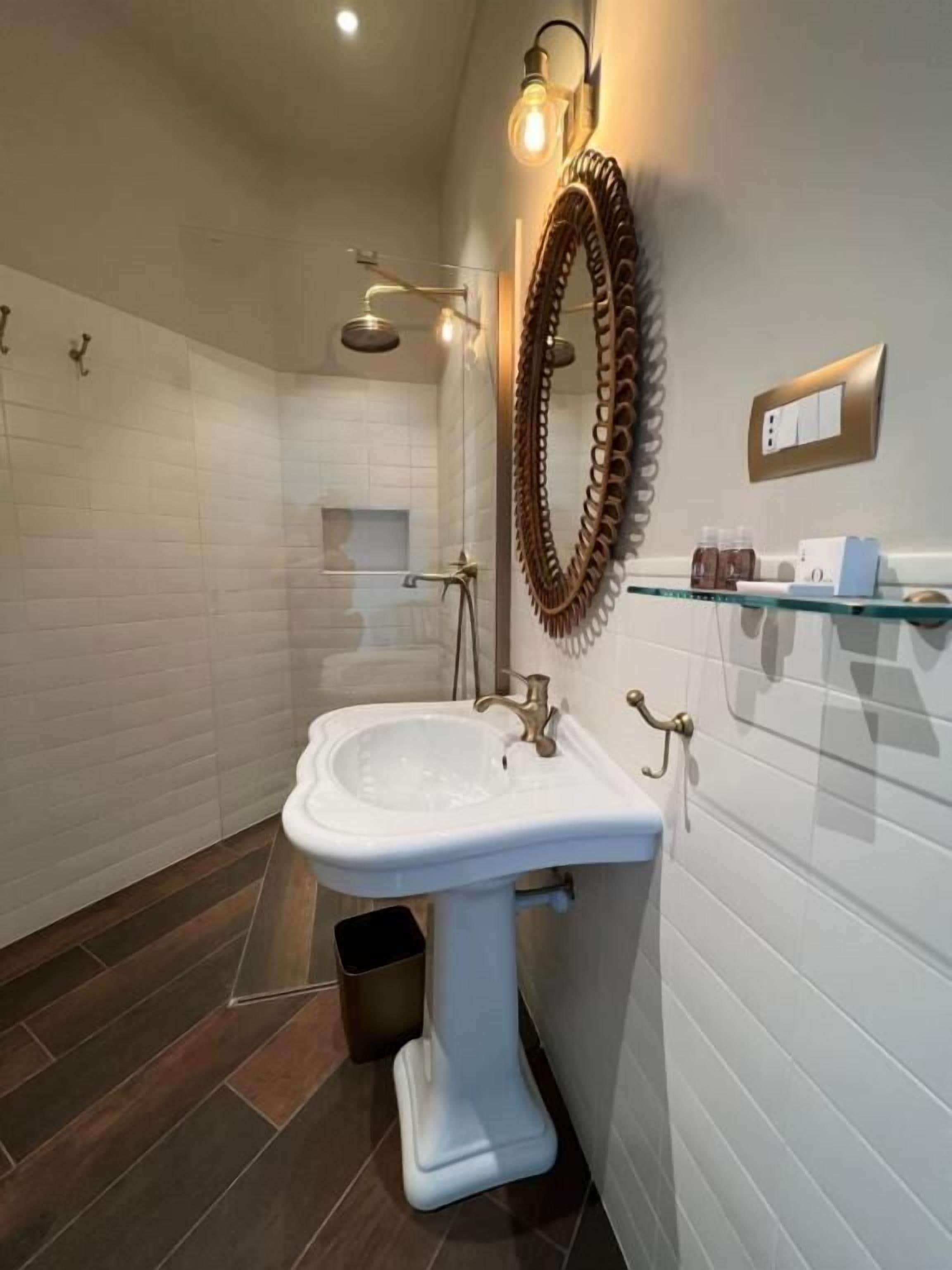 Classic Triple Room, Patio, Garden View | Bathroom