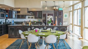 Dining - Luxury and elegance in Hollywood, steps from Runyon Canyon, Outstanding Location (Los Angeles)