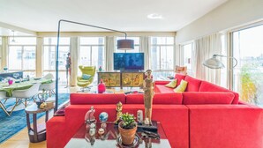 Smart TV - Luxury and elegance in Hollywood, steps from Runyon Canyon, Outstanding Location (Los Angeles)