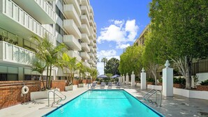 Outdoor pool - Luxury and elegance in Hollywood, steps from Runyon Canyon, Outstanding Location (Los Angeles)