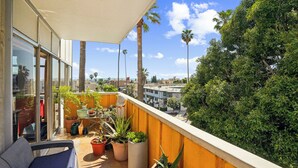 Property grounds - Luxury and elegance in Hollywood, steps from Runyon Canyon, Outstanding Location (Los Angeles)