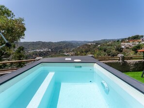 A rooftop swimming pool with a clear view of a hilly landscape. - Vivelorural casa Priya, pool and views (Teror)