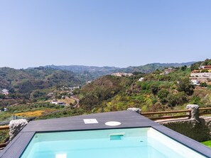 A pool with a clear view of the surrounding landscape. - Vivelorural casa Priya, pool and views (Teror)