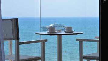 Superior Suite, Balcony, Sea View | Dining