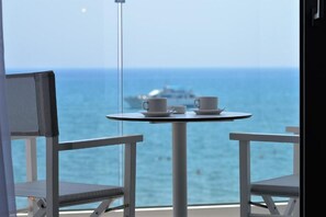 Superior-Suite, Balkon, Meerblick | Speisen