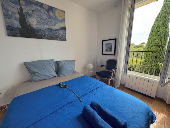 5 bedrooms, iron/ironing board, WiFi (free), bed sheets