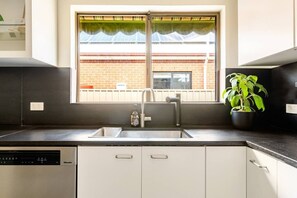 Cafetière-théière, réfrigérateur, four à micro-ondes, un four