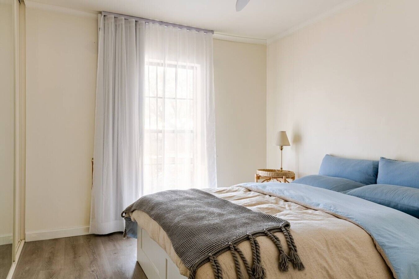 Escritorio, tabla de planchar con plancha, wifi y ropa de cama 