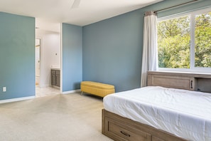 5 bedrooms, desk, internet, bed sheets