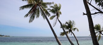 Maldives:Charming 5-bedroom lodge with AC in beautiful Fenfushi
