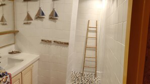 A bathroom with a shower, a sink, and a toilet. - Stunning villa with ocean views, 100 meters from the beach (Roquebrune-sur-Argens)