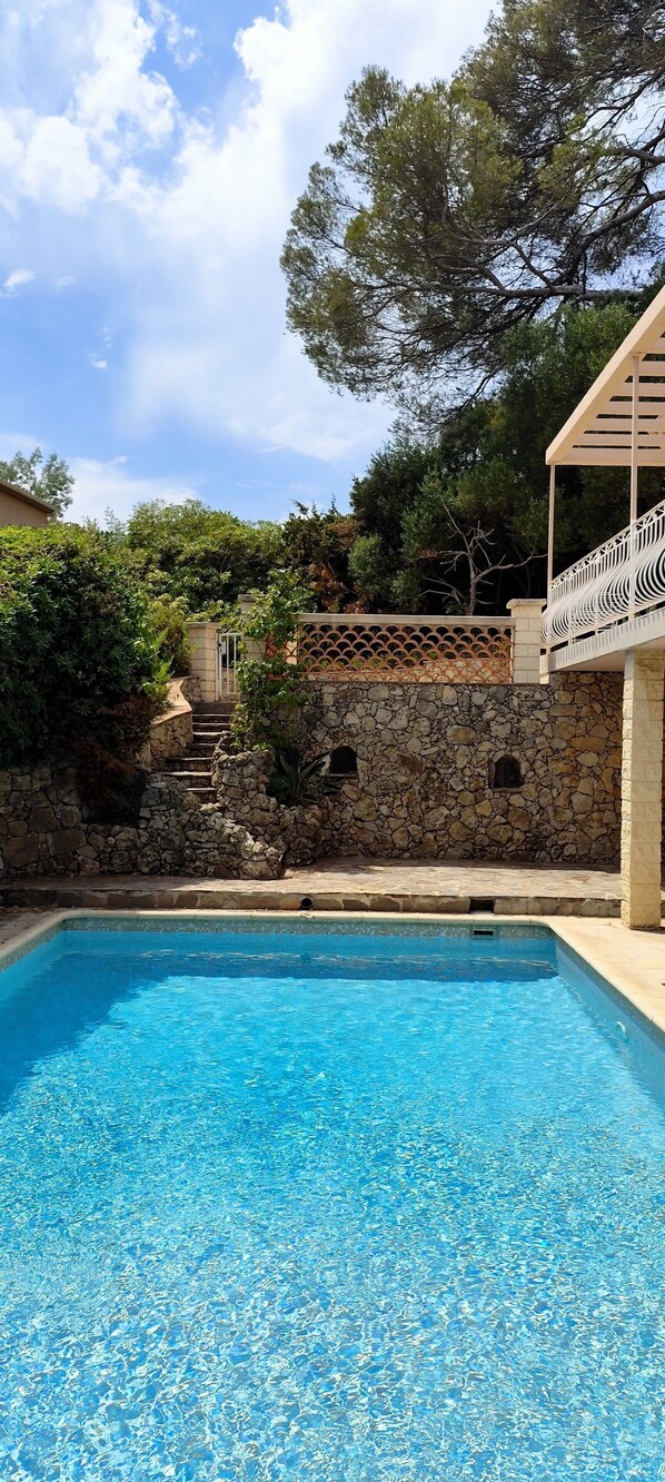 Pool - Stunning villa with ocean views, 100 meters from the beach (Roquebrune-sur-Argens)