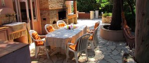 Outdoor dining - Stunning villa with ocean views, 100 meters from the beach (Roquebrune-sur-Argens)
