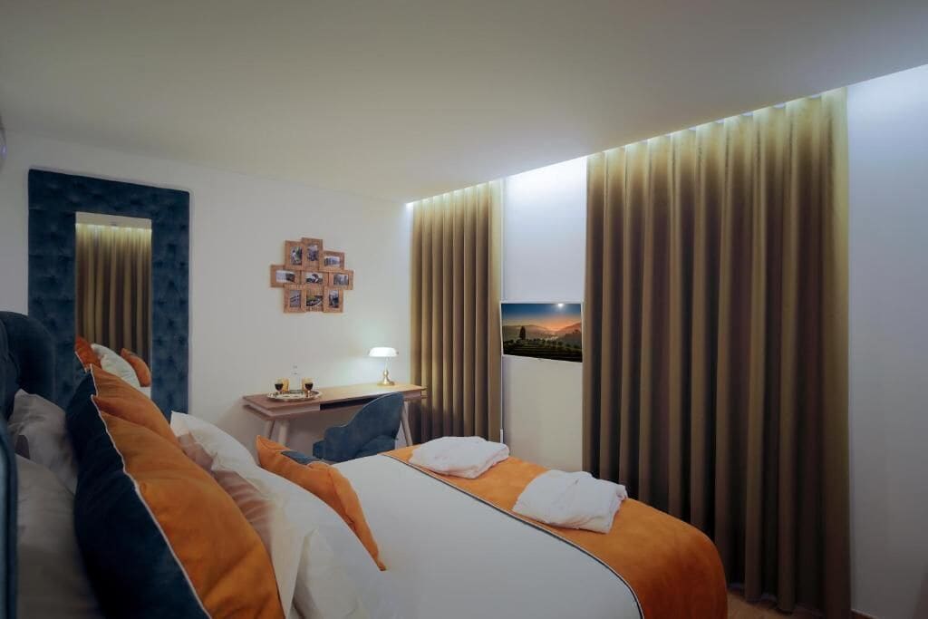 Doppia Deluxe, vista fiume | Una cassaforte in camera, tende oscuranti, insonorizzazione