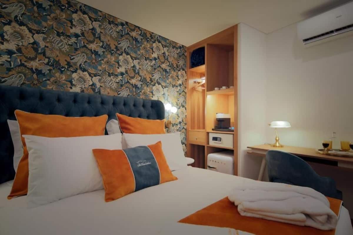 Deluxe tweepersoonskamer, uitzicht op rivier | Een kluis op de kamer, verduisterende gordijnen, geluiddichte muren