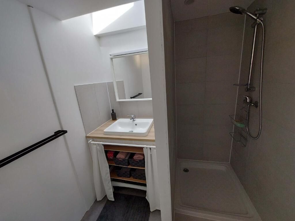 Douche, serviettes fournies, savon, papier toilette