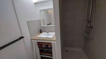 Douche, serviettes fournies, savon, papier toilette