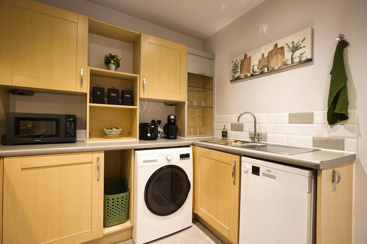 Coffee/tea maker, fridge, microwave, oven