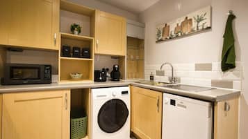 Coffee/tea maker, fridge, microwave, oven