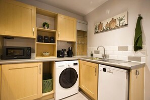 Coffee/tea maker, fridge, microwave, oven - Two Bed Apartment Near Motorpoint Arena + Parking (Nottingham)
