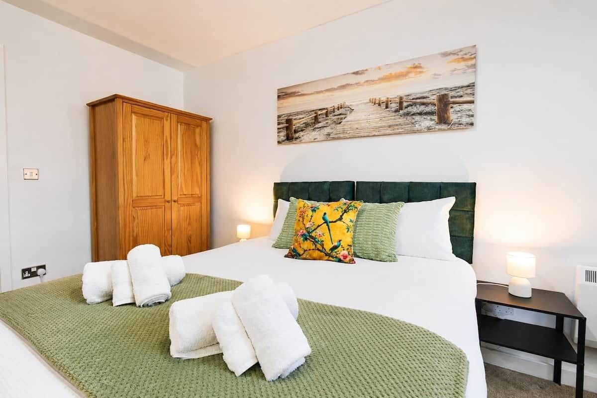 2 bedrooms, in-room safe, desk, iron/ironing board