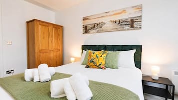 2 bedrooms, in-room safe, desk, iron/ironing board