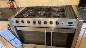 Private kitchen - Norwich 3BR Home Sleeps 8, 2.5 Baths, Gden, Prkg (Norwich)
