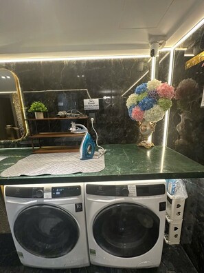 Combined shower/tub, towels