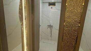 Combined shower/bathtub, towels