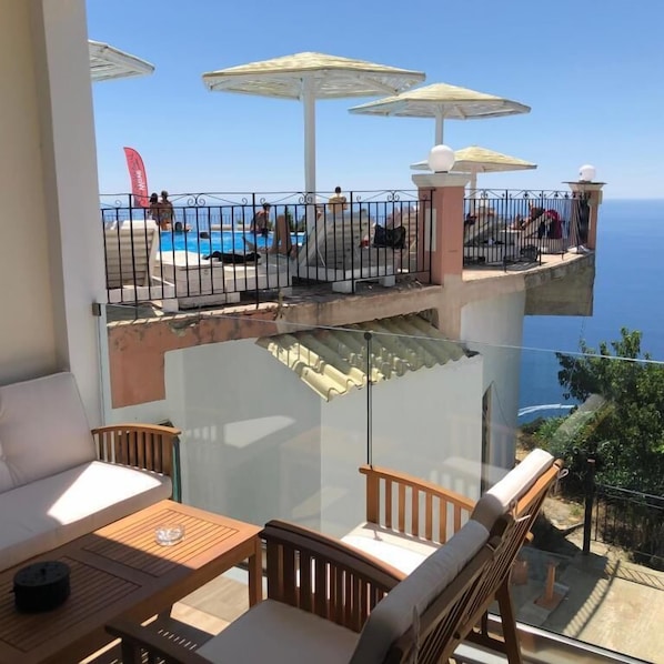 Departamento, balcón, vista al mar | Restaurante al aire libre