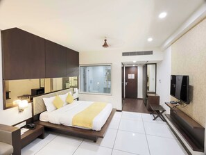 Desk, free WiFi - Palette Hotel Surya Vadodara (Vadodara)