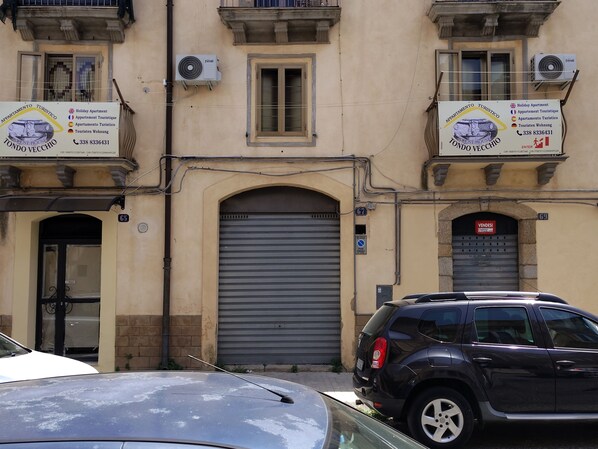 Parking - "Tondo Vecchio" Guest House Vacation Rental, Caltagirone (Caltagirone)