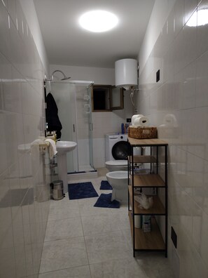 Bathroom - "Tondo Vecchio" Guest House Vacation Rental, Caltagirone (Caltagirone)