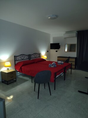 Room - "Tondo Vecchio" Guest House Vacation Rental, Caltagirone (Caltagirone)