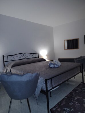 Room - "Tondo Vecchio" Guest House Vacation Rental, Caltagirone (Caltagirone)