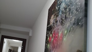 En hall med en stor målning som föreställer fyrverkerier och en folkmassa.