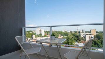 Apartment, Balkon, Stadtblick | Speisen im Freien