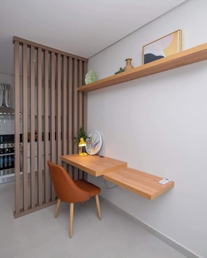 Una habitación moderna con escritorio, silla y estanterías.
