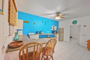 Frigorífico, microondas, placa de cocina y utensilios de cocina