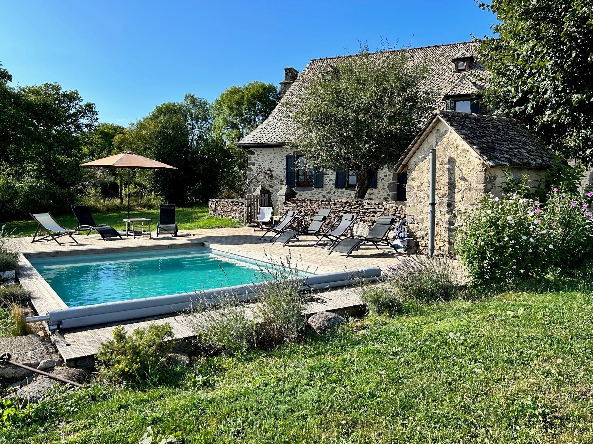 Una piscina al aire libre, una piscina climatizada