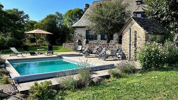 Una piscina al aire libre, una piscina climatizada