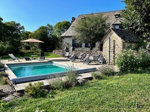 Una piscina al aire libre, una piscina climatizada