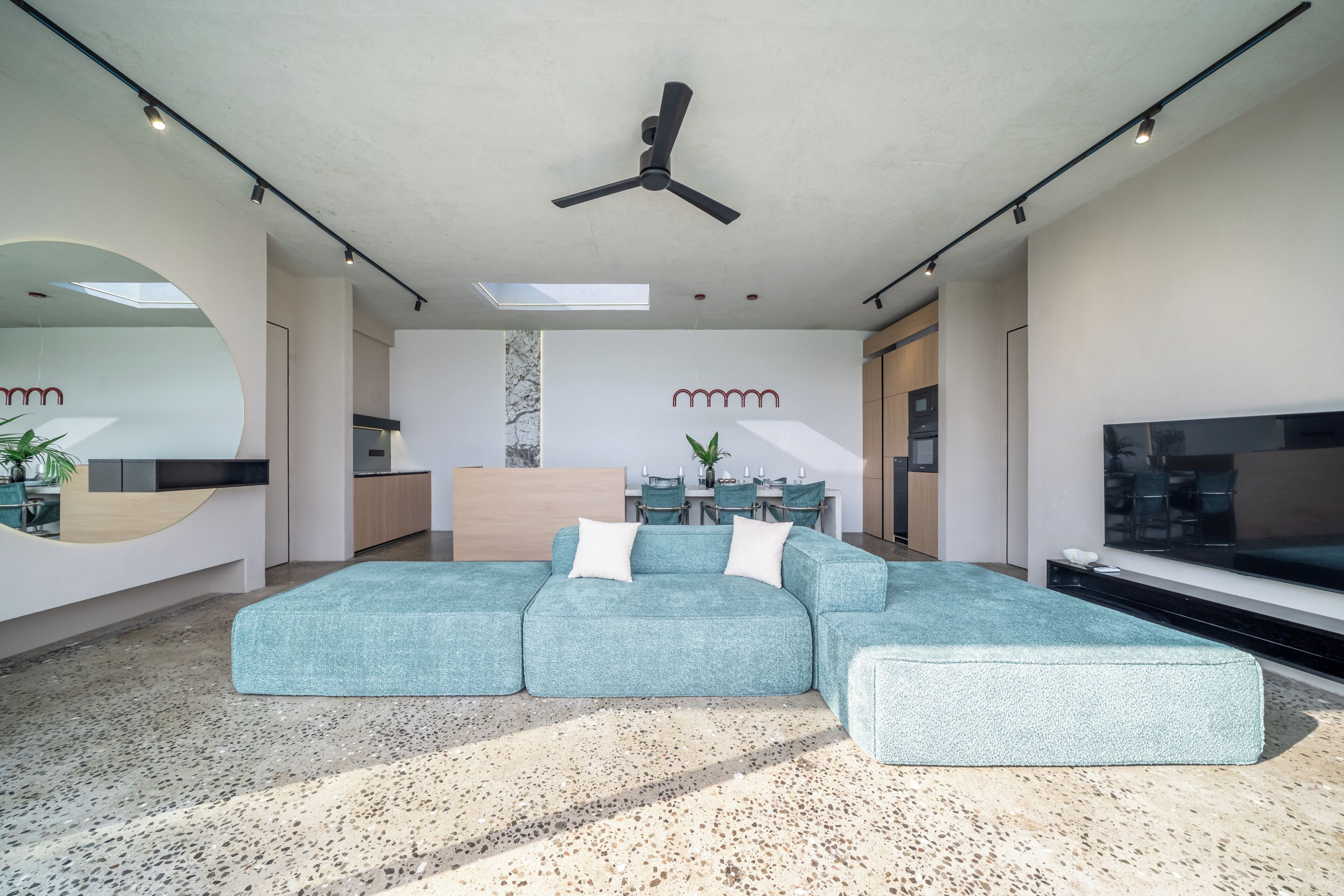 Villa familiar, 3 habitaciones, alberca privada | Área de sala de estar | Smart TV de 50 pulgadas con canales digitales 