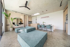 Ein modernes Interieur mit einer Sitzecke, einer Küche und einer Bar.
