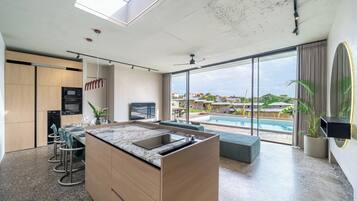 Villa familiar, 3 habitaciones, piscina privada | Cocina privada | Congelador